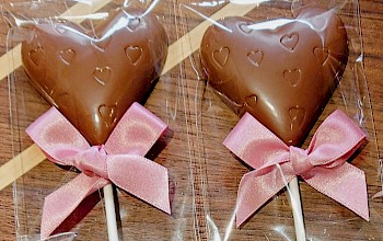 'Hearts' chocolate lollipops